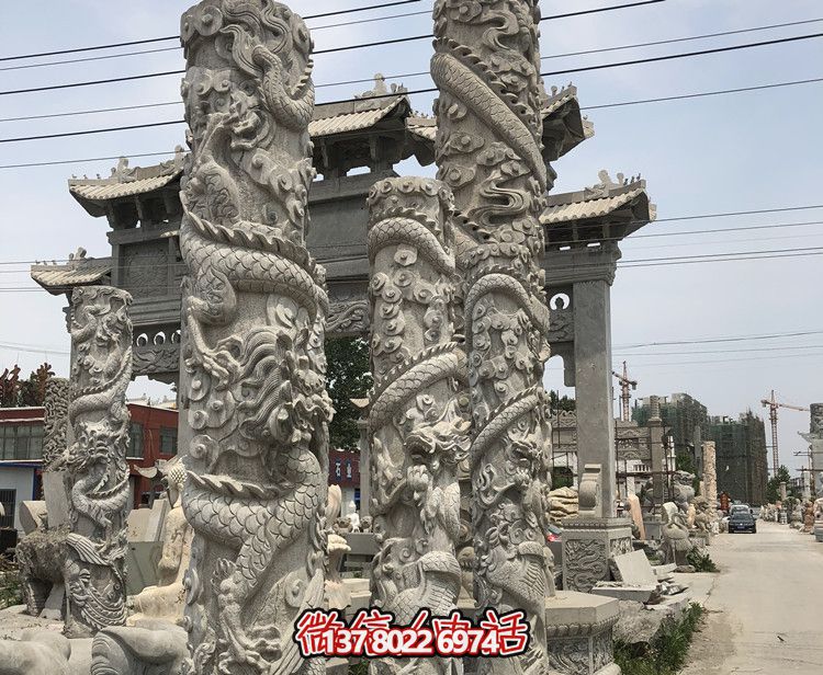 精美石雕龍柱擺件，為寺院景觀增添華麗風采