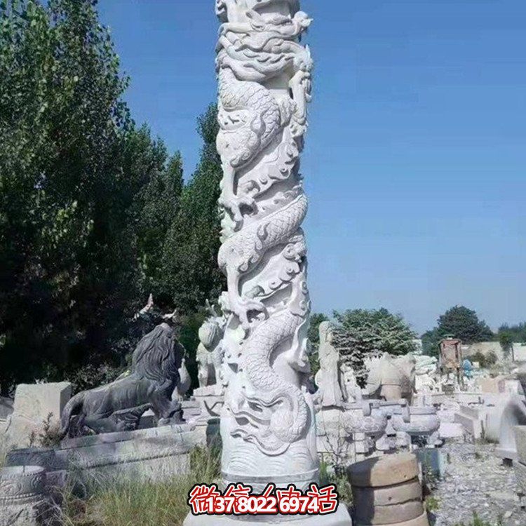 仿古石雕龍柱雕塑，為廣場增添古典魅力