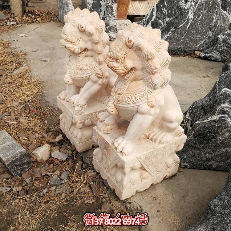 精美大理石雕刻石獅子，為酒店門口添彩晚霞紅