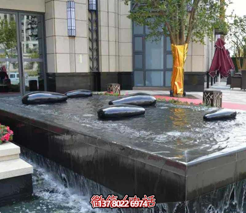 創意水中鵝卵石雕塑，為酒店池塘帶來抽象美感