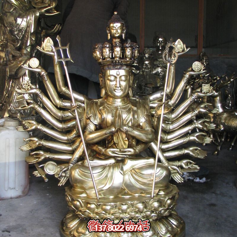 鎏金菩薩雕塑，供奉觀音祈福