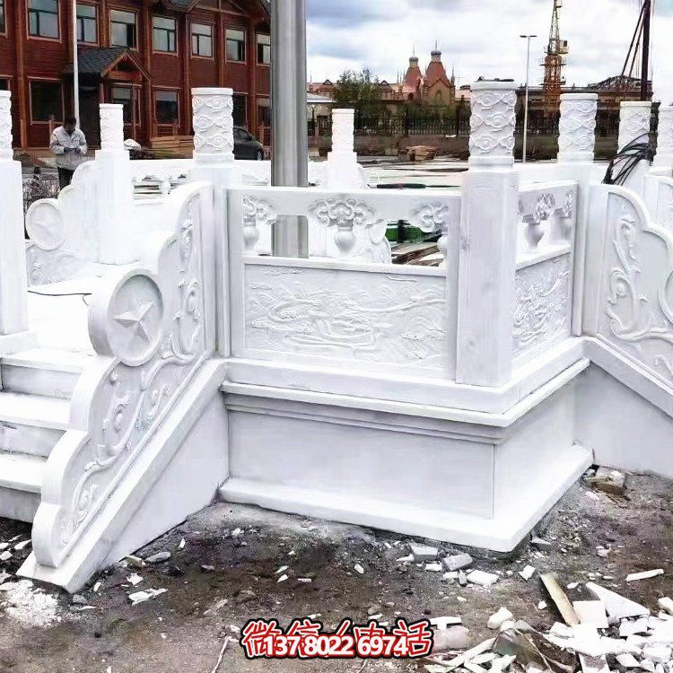 漢白玉升旗臺，做工精美，安全防護(hù)欄桿