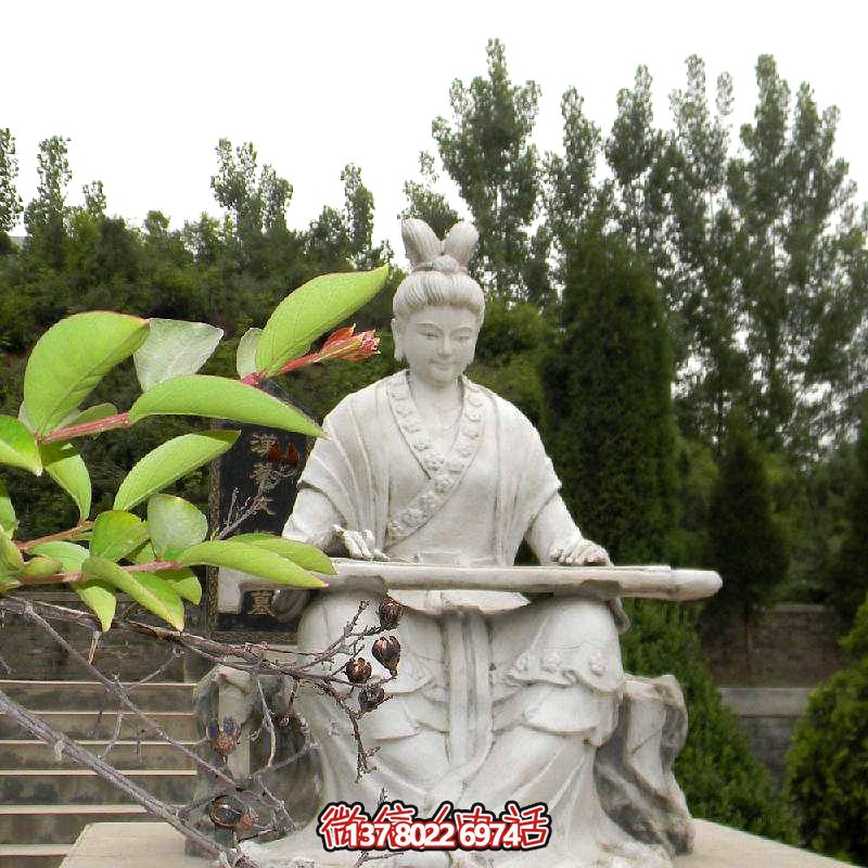 彈琴游玩古代景區(qū)，感受石雕雕塑之美