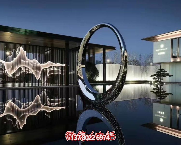 不銹鋼圓環雕塑，點綴園林別墅水池