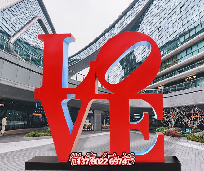大型商場里擺放的紅色的玻璃鋼創(chuàng)意LOVE雕塑 大型商場里擺放的紅色的玻璃鋼創(chuàng)意LOVE雕塑