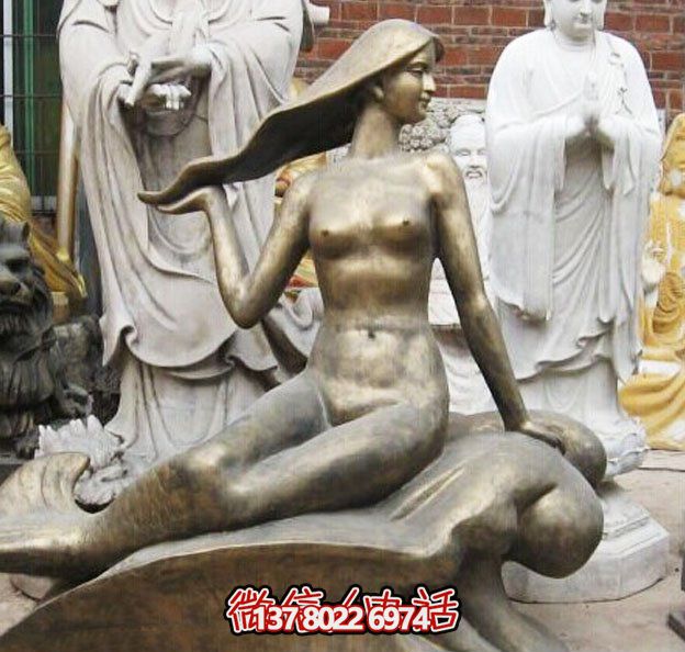 街道上擺放的手摸頭發的玻璃鋼噴漆美人魚雕塑 街道上擺放的手摸頭發的玻璃鋼噴漆美人魚雕塑