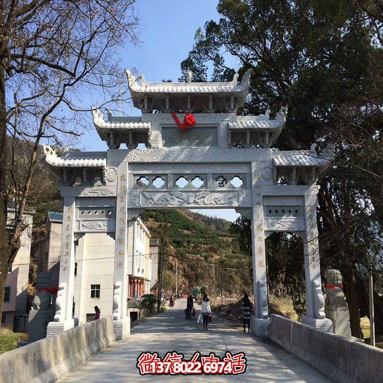 村口石牌坊，三間四柱石雕牌樓