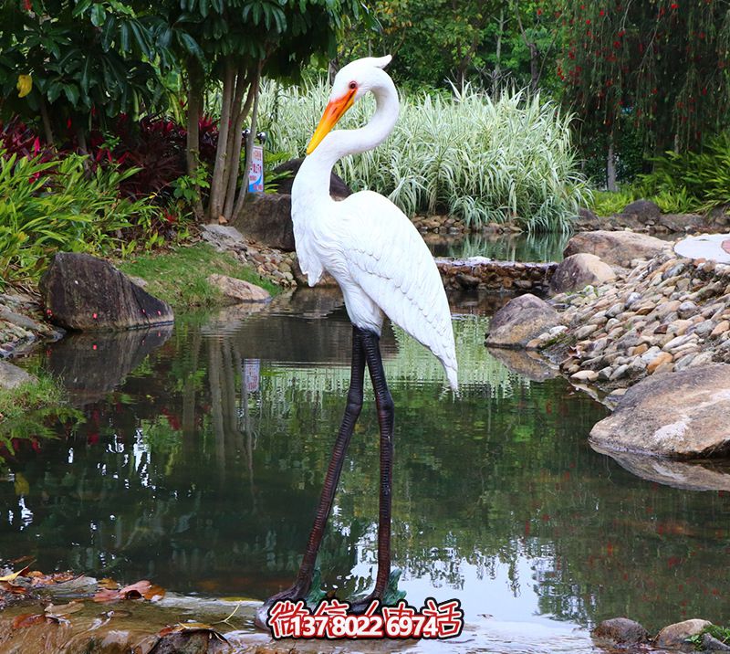 玻璃鋼彩繪創(chuàng)意站在池塘邊上的大長腿仙鶴雕塑 玻璃鋼彩繪創(chuàng)意站在池塘邊上的大長腿仙鶴雕塑