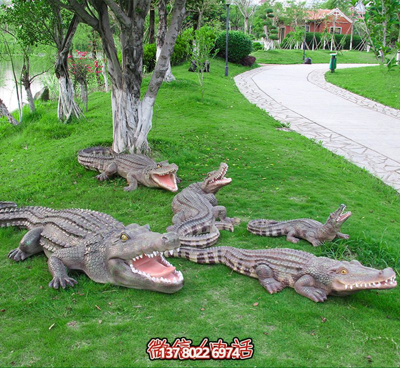 公園草地上擺放的一群張著嘴巴的玻璃鋼仿真鱷魚雕塑 公園草地上擺放的一群張著嘴巴的玻璃鋼仿真鱷魚雕塑